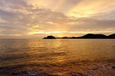 Sahilde gün batımı görünümü plaj güzel bir görüntü