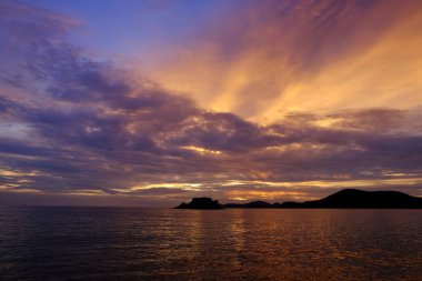 denizde inanılmaz gün batımı 