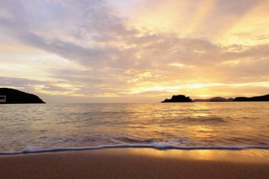 Sahilde gün batımı görünümü plaj güzel bir görüntü