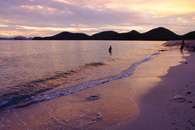 Sahilde gün batımı görünümü plaj güzel bir görüntü
