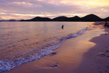 Sahilde gün batımı görünümü plaj güzel bir görüntü