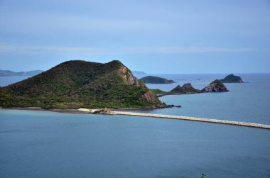 Sattahip Deniz Üssü marina, Tayland, tepenin üstünden izlendi.