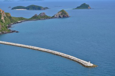 Sattahip Deniz Üssü marina, Tayland, tepenin üstünden izlendi.