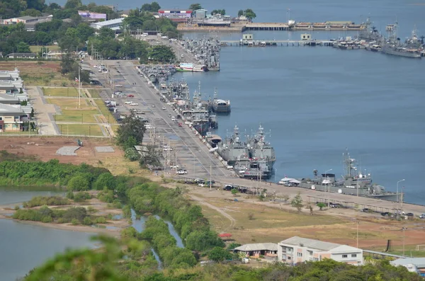 丘の上から見たタイのサッタヒップ海軍基地のマリーナ — ストック写真