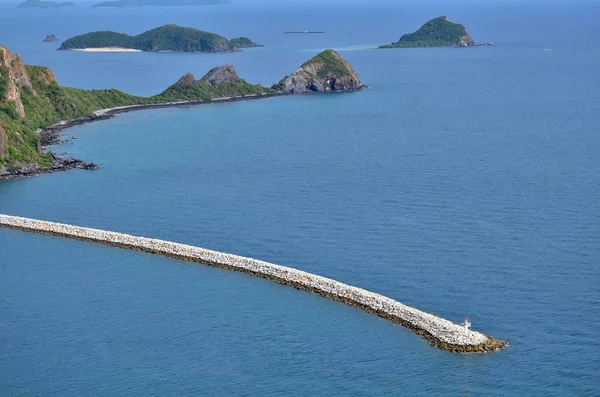 Sattahip Deniz Üssü marina, Tayland, tepenin üstünden izlendi.