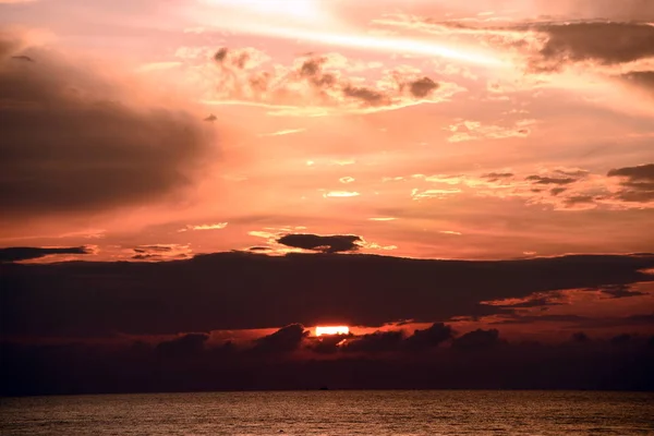 Восходящее Солнце Золотисто Желтое Небо Пляже Моря Ранним Утром — стоковое фото
