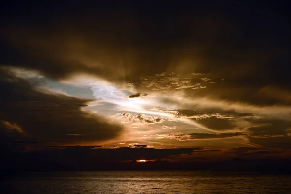 Die Aufgehende Sonne Und Der Goldgelbe Himmel Strand Meer Frühen — Stockfoto