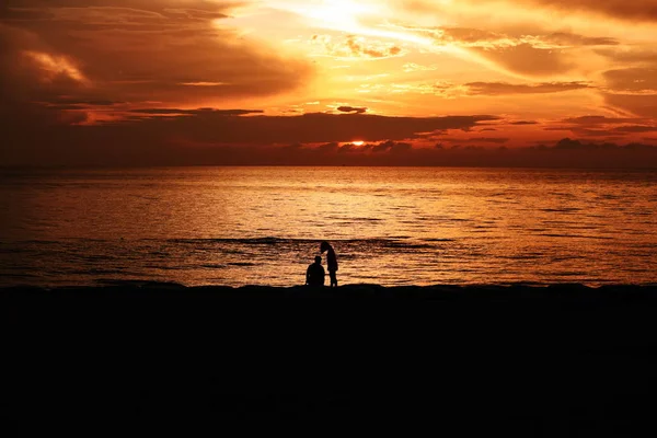 Soleil Levant Ciel Jaune Doré Sur Plage Bord Mer Tôt — Photo