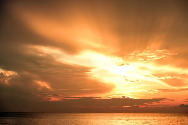 Die Aufgehende Sonne Und Der Goldgelbe Himmel Strand Meer Frühen — Stockfoto