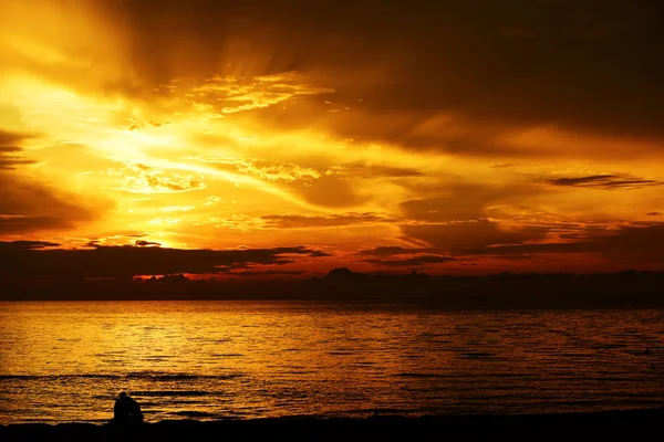 Die Aufgehende Sonne Und Der Goldgelbe Himmel Strand Meer Frühen — Stockfoto