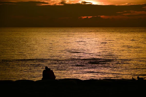 Sol Naciente Cielo Amarillo Dorado Playa Junto Mar Madrugada —  Fotos de Stock