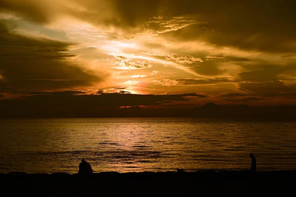 Sol Naciente Cielo Amarillo Dorado Playa Junto Mar Madrugada —  Fotos de Stock