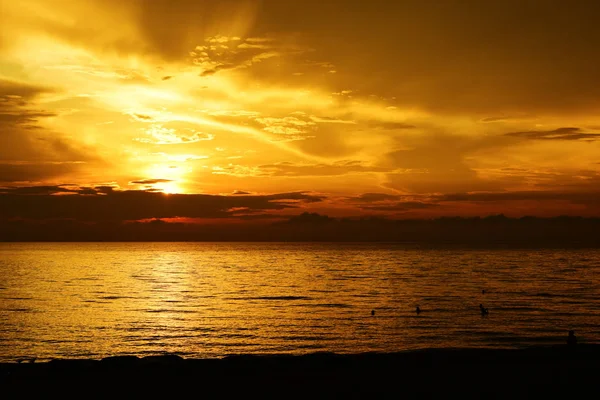 Die Aufgehende Sonne Und Der Goldgelbe Himmel Strand Meer Frühen — Stockfoto