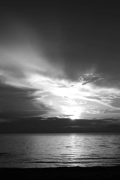 Схід Сонця Красивому Пляжі Серед Багатьох Людей Приходять Грати Море — стокове фото