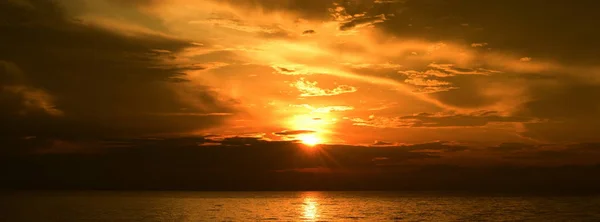 Sonnenaufgang Schönen Strand Blick Auf Die Vielen Menschen Kommen Meer — Stockfoto