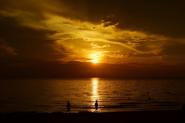 Восход Солнца Красивом Пляже Среди Множества Людей Приезжающих Поиграть Море — стоковое фото