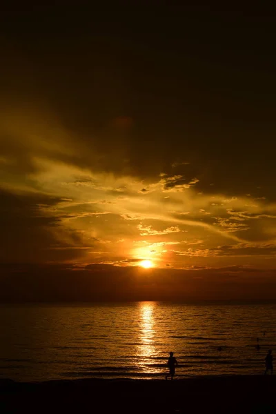 Die Aufgehende Sonne Und Der Goldgelbe Himmel Strand Meer Frühen — Stockfoto