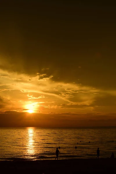 Soleil Levant Ciel Jaune Doré Sur Plage Bord Mer Tôt — Photo