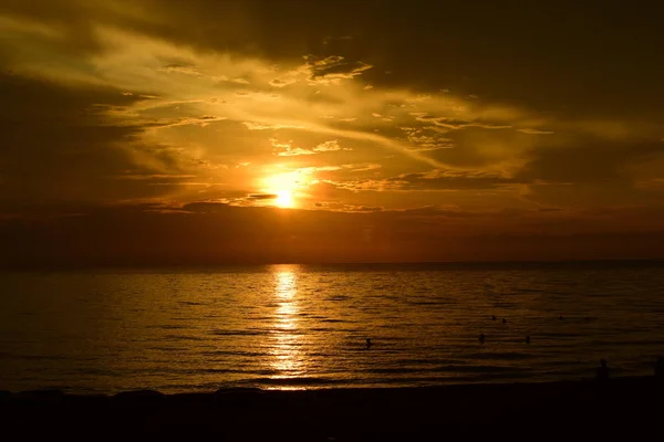 Sonnenaufgang Schönen Strand Blick Auf Die Vielen Menschen Kommen Meer — Stockfoto