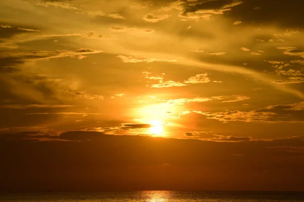 Восход Солнца Красивом Пляже Среди Множества Людей Приезжающих Поиграть Море — стоковое фото