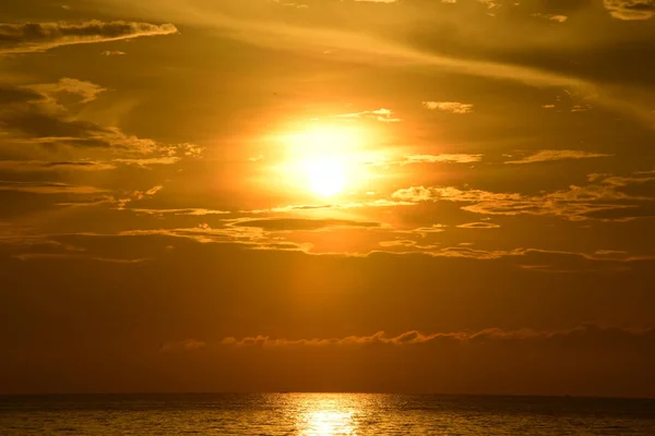 Die Aufgehende Sonne Und Der Goldgelbe Himmel Strand Meer Frühen — Stockfoto