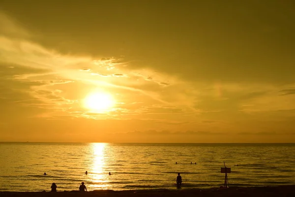 Die Aufgehende Sonne Und Der Goldgelbe Himmel Strand Meer Frühen — Stockfoto