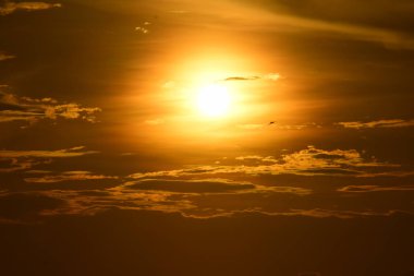 Gökyüzünde güzel turuncu gün batımı