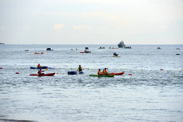 海岸沿いの競泳競技会では — ストック写真