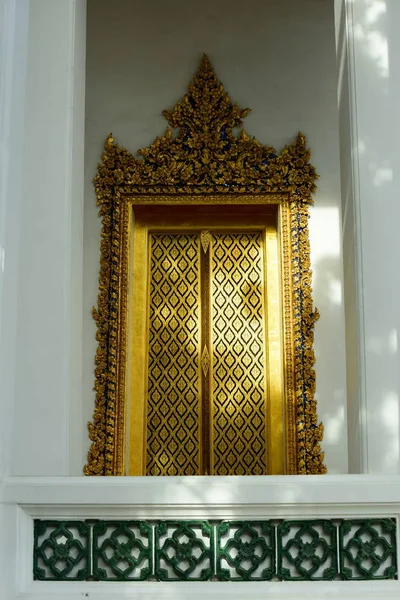 Tay tapınakları tapınakve pgodalar güzeldir. Başkentte eski