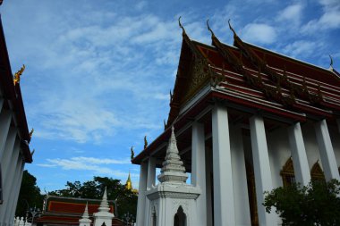Tay tapınakları tapınakve pgodalar güzeldir. Başkentte eski