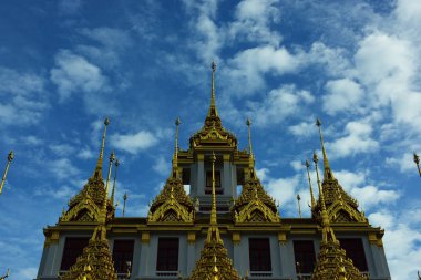 Tay tapınakları tapınakve pgodalar güzeldir. Başkentte eski