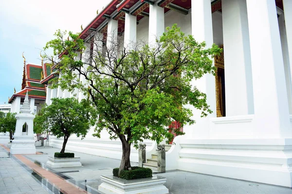 Tay tapınakları tapınakve pgodalar güzeldir. Başkentte eski