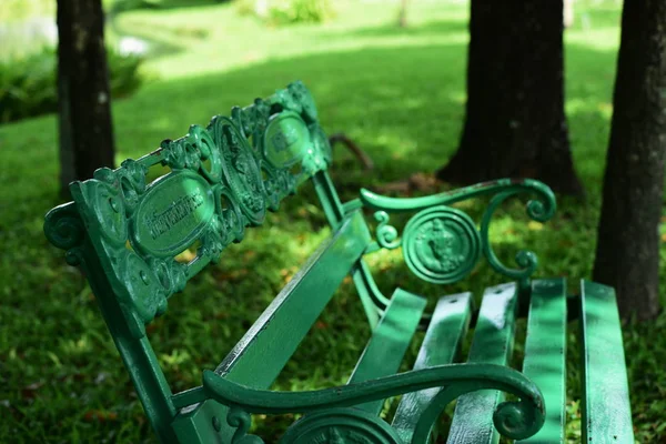 Grüne Bank Sonnigen Park — Stockfoto