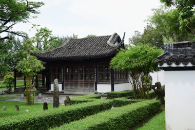 Bahçeli eski ahşap tapınak