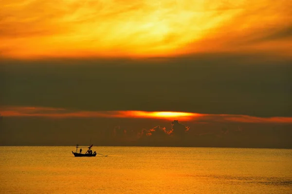 Boot Schwimmt Meer Bei Sonnenuntergang — Stockfoto