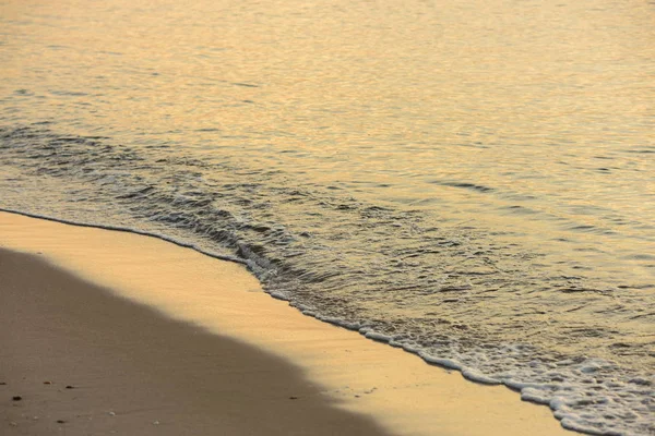 Onde Sulla Costa Sabbiosa Del Mare — Foto Stock