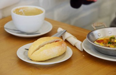 Kahvaltı ve ekmek tahta masada. 