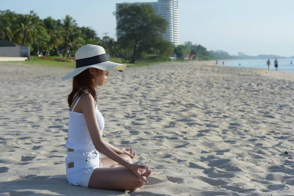 Mujer Está Meditando Playa Del Mar — Foto de Stock