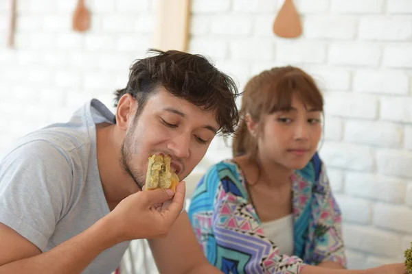 在咖啡馆里吃饭的男人和女人 — 图库照片