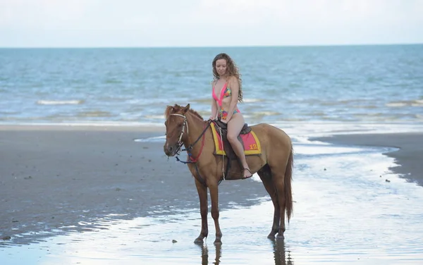 骑着马在海滩上的女人 — 图库照片