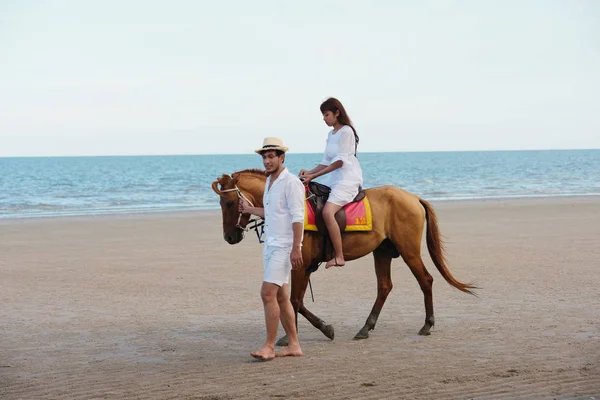 馬と海岸に若いアジアのカップルの屋外フォトセッション — ストック写真