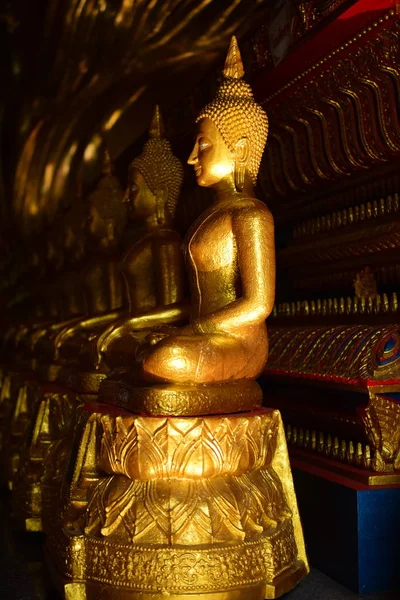 Estátua Buda Dourada Templo Tailandês — Fotografia de Stock