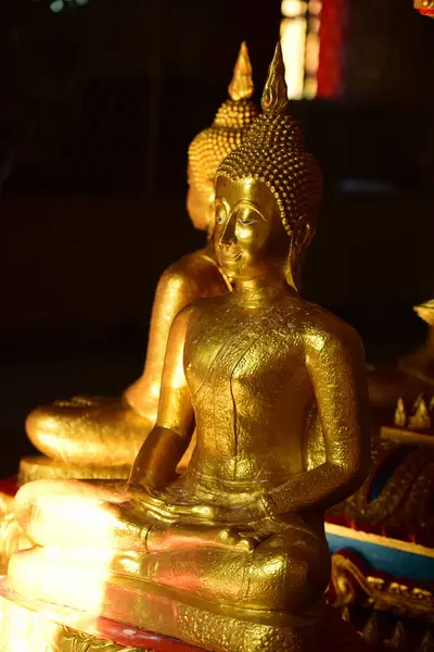 Estátua Buda Dourada Templo Tailandês — Fotografia de Stock