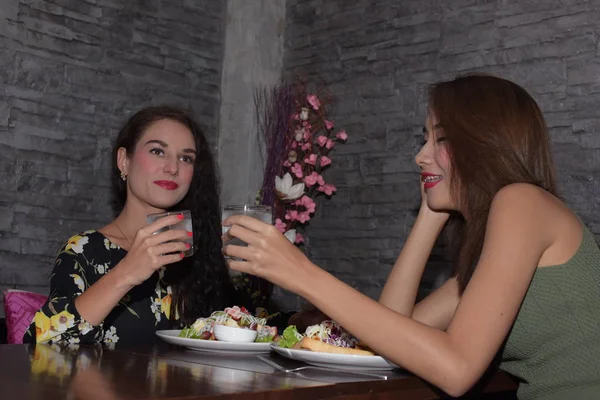 Mujeres Está Comiendo Bebiendo Cafetería — Foto de Stock