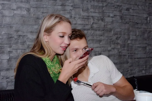 Couple Eating Using Mobile Phone — Stock Photo, Image