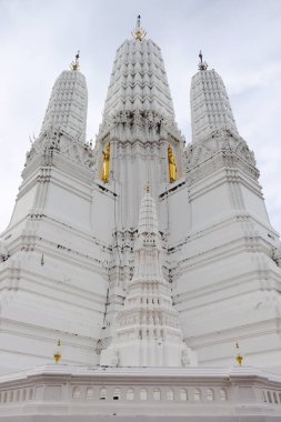 Tay tapınakları tapınakve pgodalar güzeldir. Başkentte eski