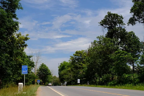 Ağaçlarla Dolu Dağ Yolu Yeşil Ağaçlar Gökyüzü Ile Doğal Rota — Stok fotoğraf