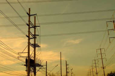 Günbatımında yüksek voltajlı elektrik kulesi 