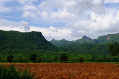 bulutlar ile mavi gökyüzüne karşı güzel doğa manzara 