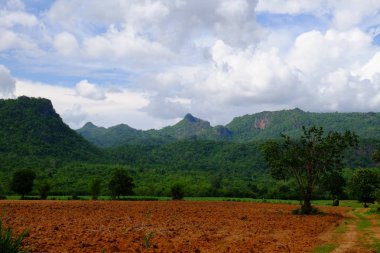 bulutlar ile mavi gökyüzüne karşı güzel doğa manzara 